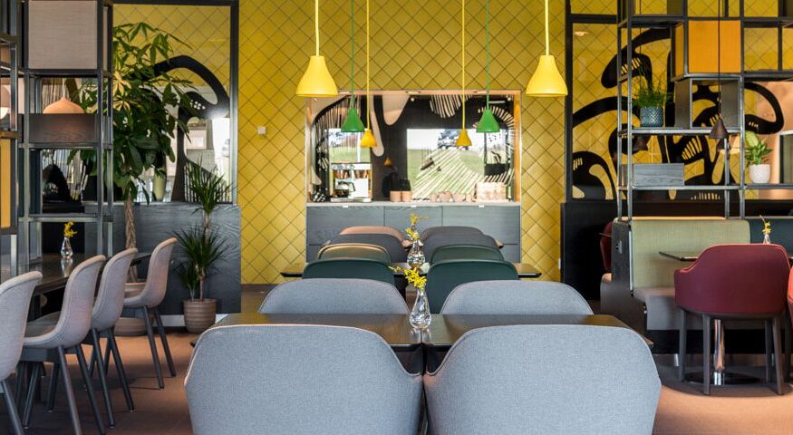 Inredning som bär varumärket av en modern restaurang