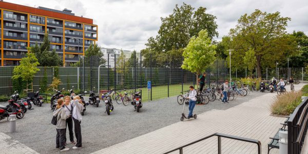 En livfull utemiljö med cyklar, ungdomar och plats för att umgås i Ekens skola och gymnasium