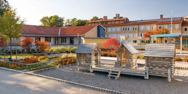 Blåsbo förskolas lekplats med lekstugor i trä